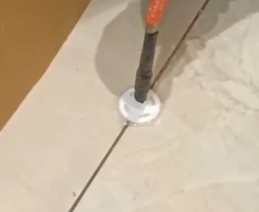 黄山瓷砖空鼓维修公司专业解答瓷砖在铺贴过程中，如果没有涂抹均匀到位的粘结材料（如水泥砂浆或瓷砖胶），可能会导致以下问题